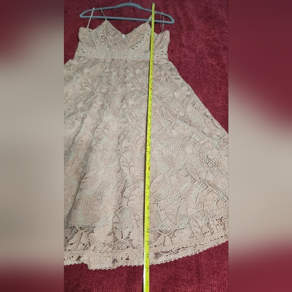 Lace dress - Picture 7 of 7